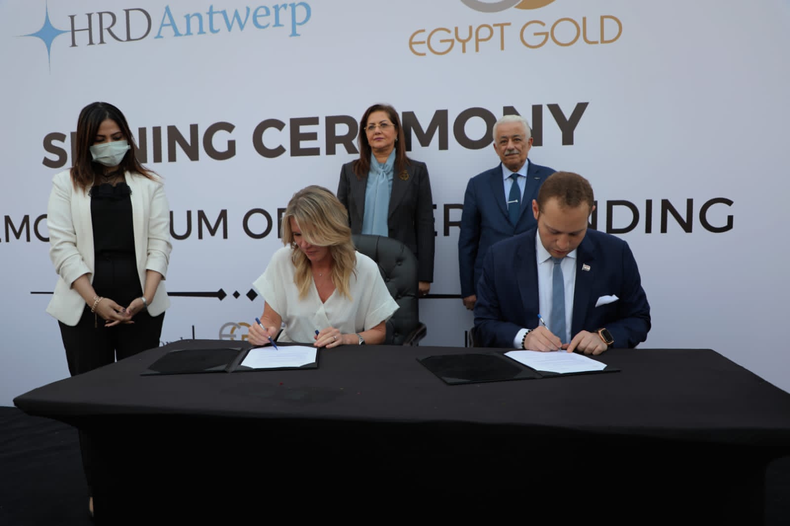 The Ministers of Education, Planning and Trade witness the signing of a cooperation protocol to enrich the local market with talents and expertise in the field of gold and jewelry manufacturing in Egypt.)