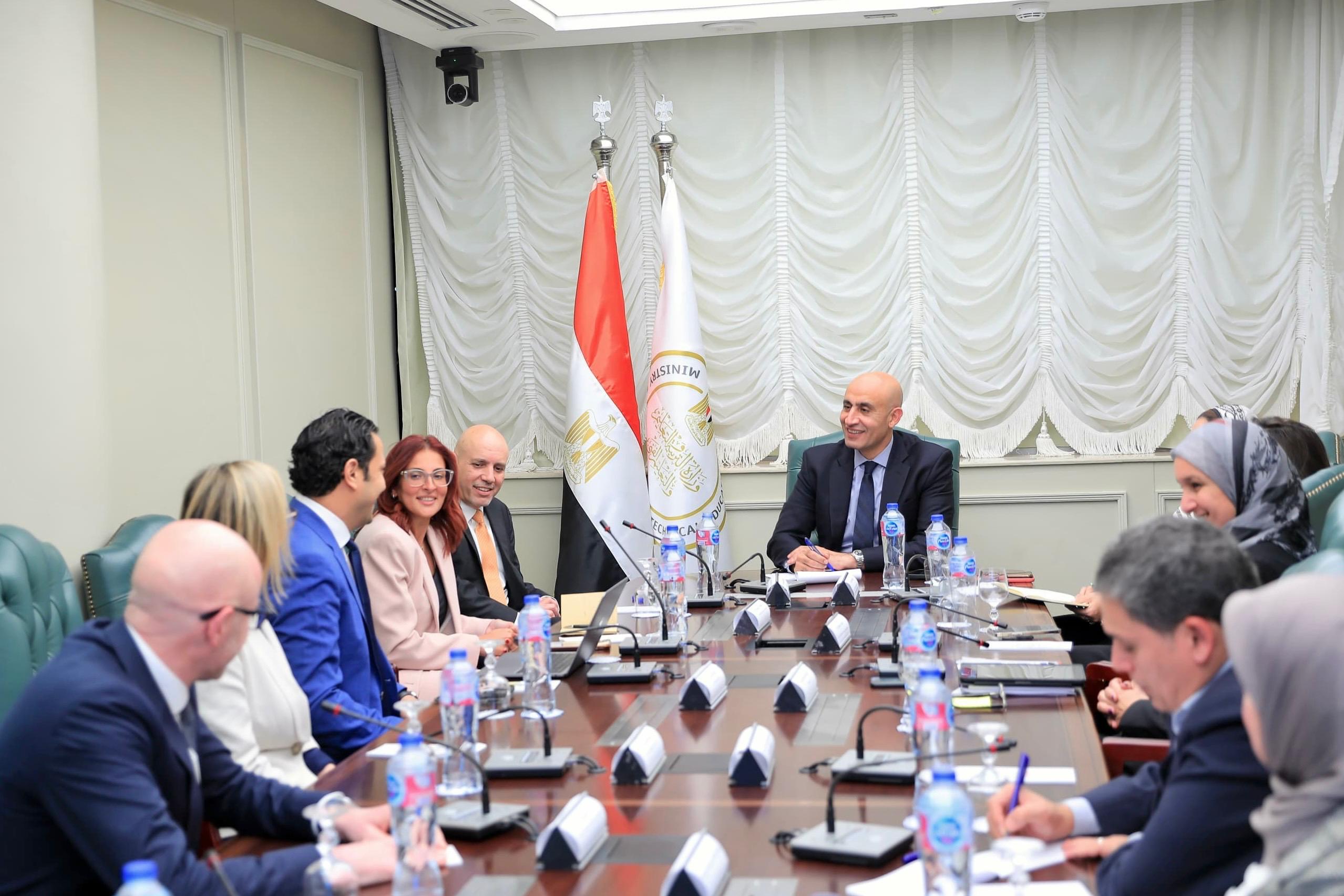 وزير التربية والتعليم يبحث مع مسئولي هيئة كامبريدج سبل تعزيز مشروعات التعاون المشترك)