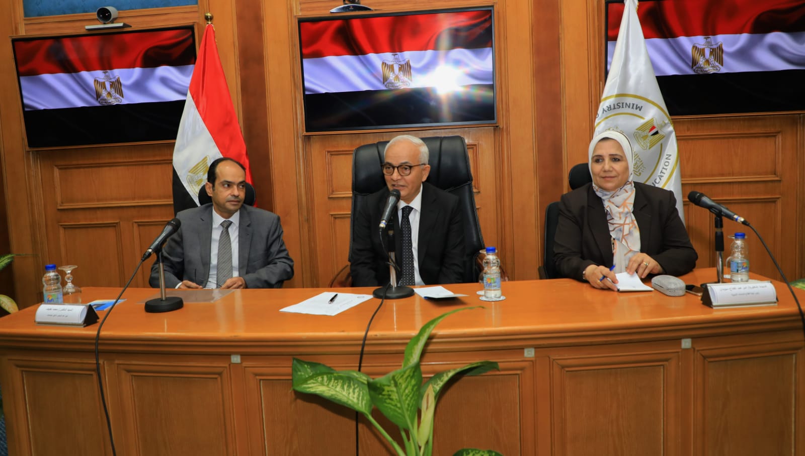 وزير التربية والتعليم يجتمع مع أعضاء لجنة قطاع الدراسات التربوية ومجموعة من خبراء كليات التربية لبحث أوجه التعاون المشترك لتطوير العملية التعليمية