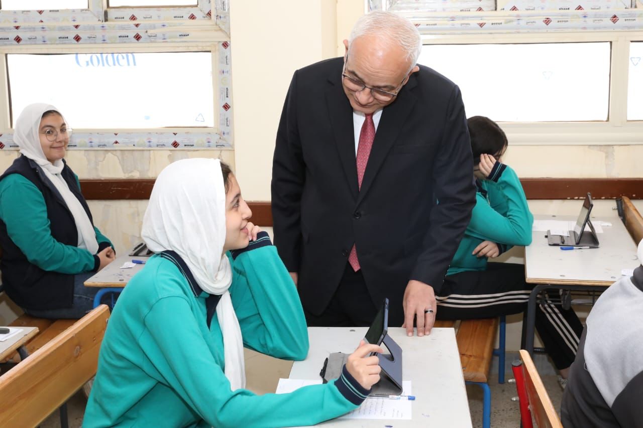 The Minister of Education follows up on the first semester exams for the first year of secondary school in Cairo)
