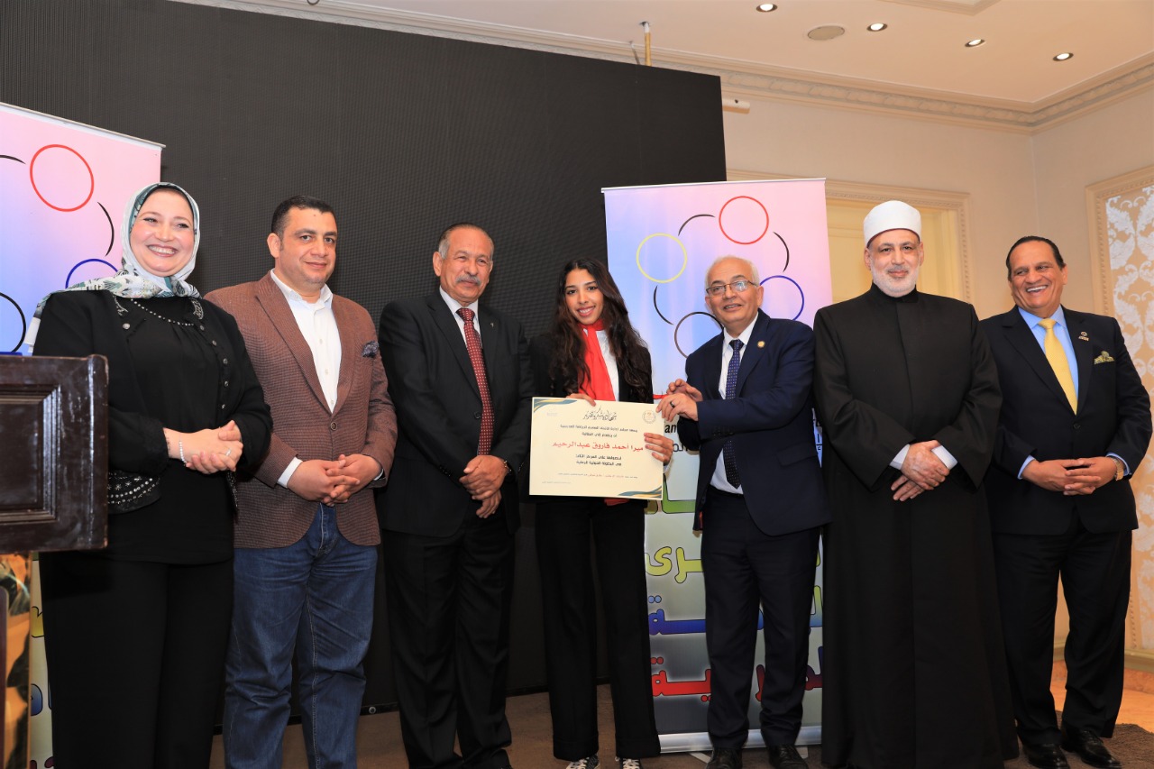 "Education" honors the student of Nile Schools who won the bronze medal in the shooting world championship)