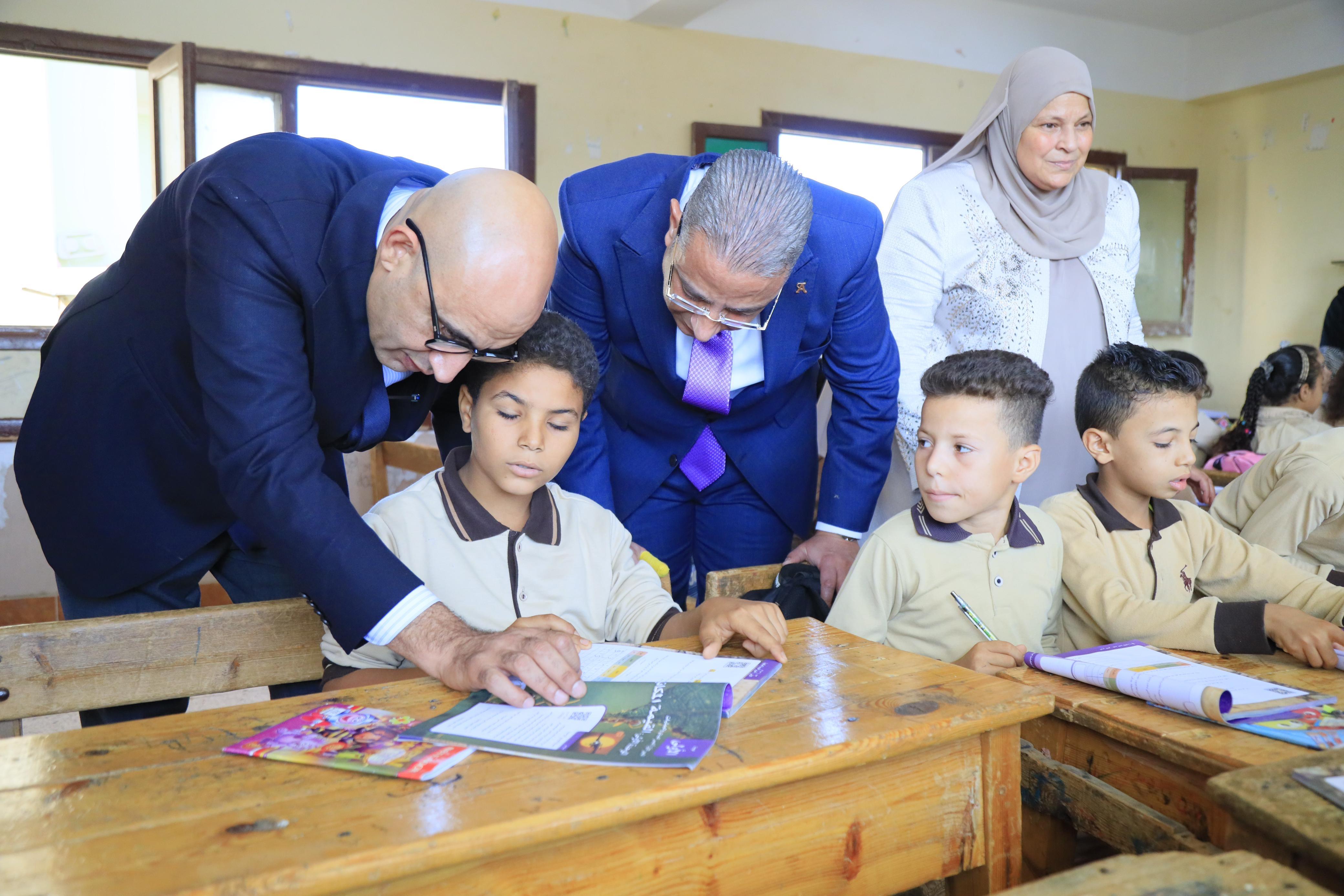وزير التربية والتعليم ومحافظ الفيوم يتفقدان ٨ مدارس بالمحافظة لمتابعة انتظام العملية التعليمية)