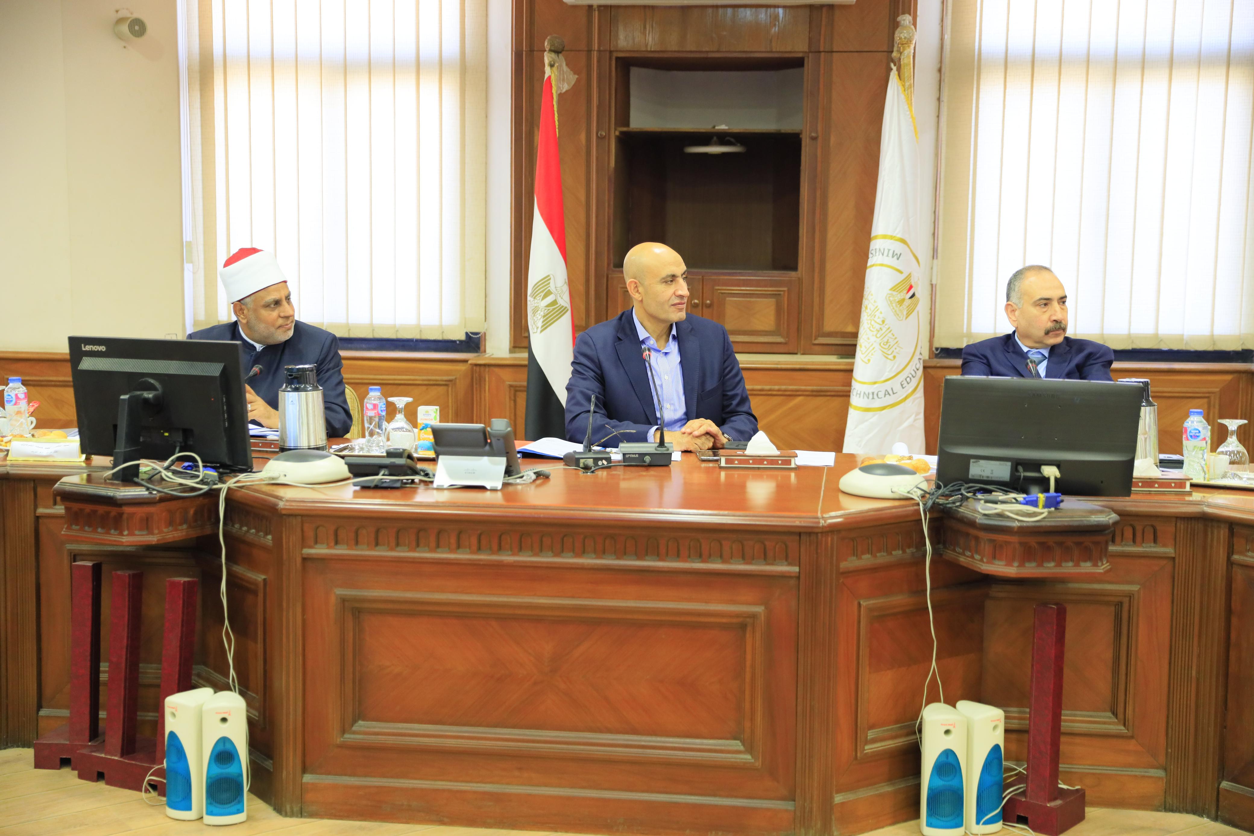وزير التربية والتعليم يترأس اجتماع مجلس إدارة صندوق الرعاية الاجتماعية للمعلمين بالمهن التعليمية)