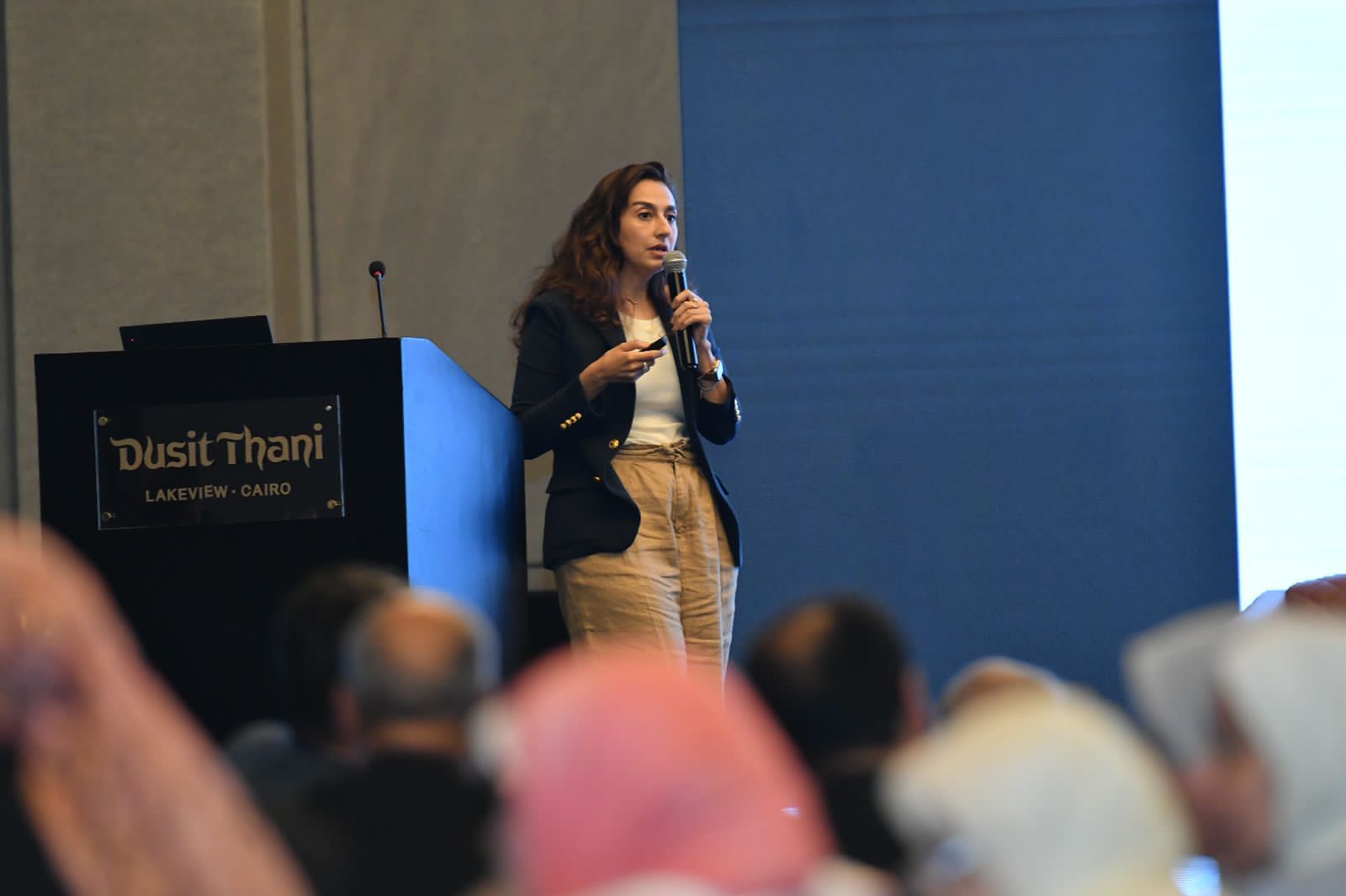 جلسات نقاشية تستعرض أهم سبل تعزيز مهارات القراءة والكتابة والتحديات التي تواجهها