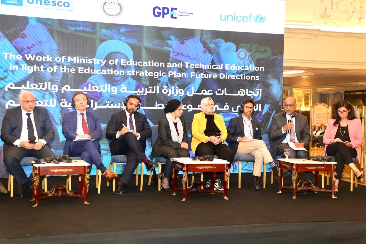 The Minister of Education witnesses a panel discussion entitled “Sharing experiences and ideas)