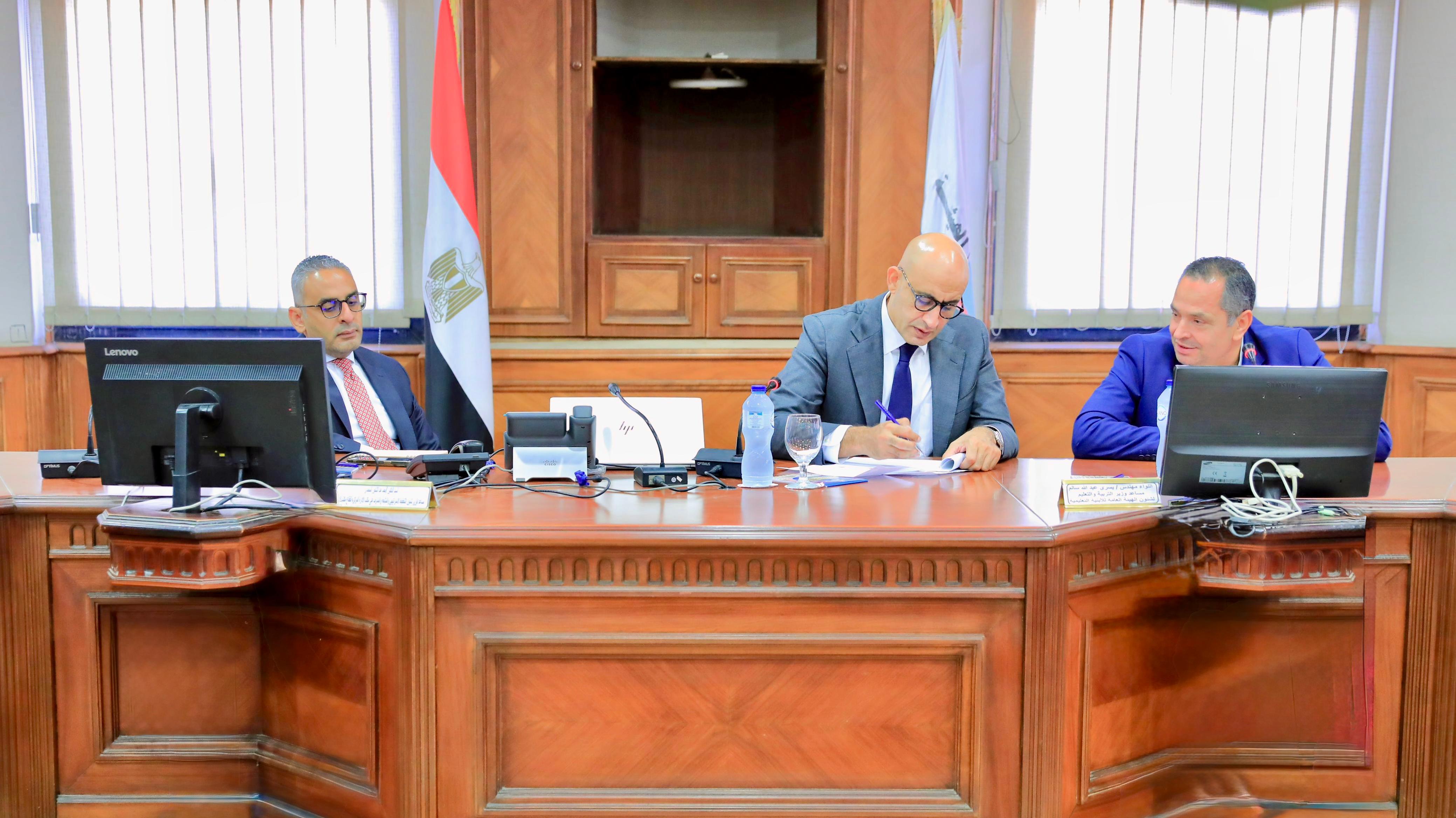 وزير التربية والتعليم يعقد اجتماعًا مع قيادات الهيئة العامة للأبنية التعليمية