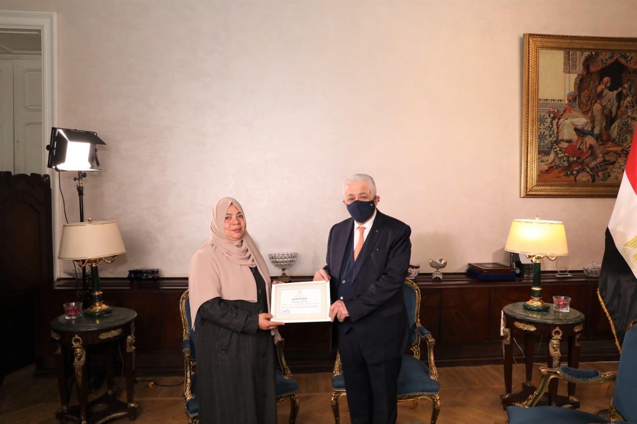 وزير التربية والتعليم يكرم معلمة الدقهلية ويُشيد بدورها