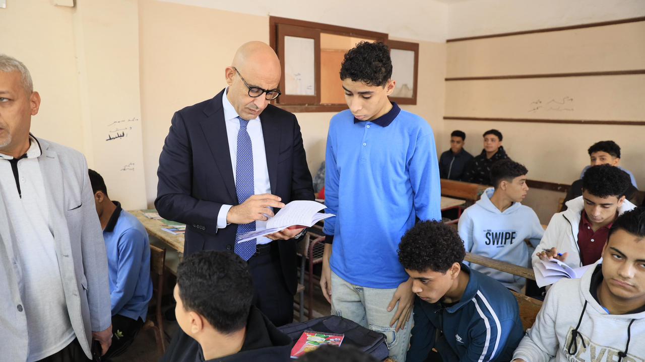 وزير التربية والتعليم يواصل جولته التفقدية بزيارة مدرستين بإدارة التبين التعليمية)