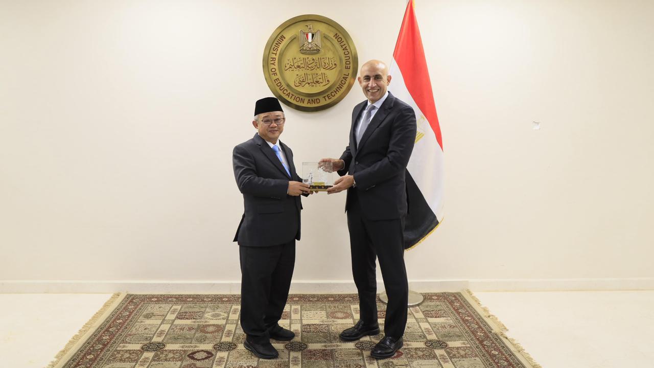 وزير التربية والتعليم يبحث مع نظيره الإندونيسي سبل تعزيز التعاون
