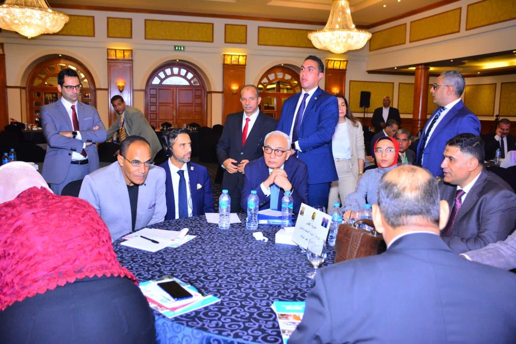 فى ثاني فاعليات الحوار المجتمعى حول الخطة الاستراتيجية (۲۰۲٤-۲۰۲۹) بالأقصر وزير التربية والتعليم يتفقد مجموعات العمل ويناقش أولاويات الخطة..ويستمع إلى آراء الطلاب والمعلمين