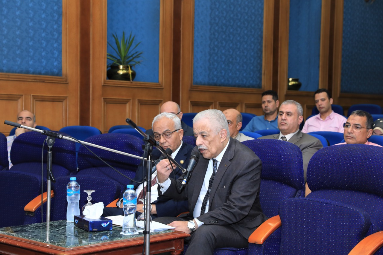 The Minister of Education holds a meeting with the directors of the directorates to review the final instructions for the high school exams)