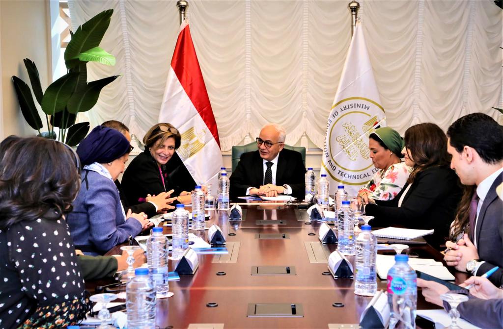 The Minister of Education receives a World Bank delegation to discuss aspects of joint cooperation to develop pre-university education)