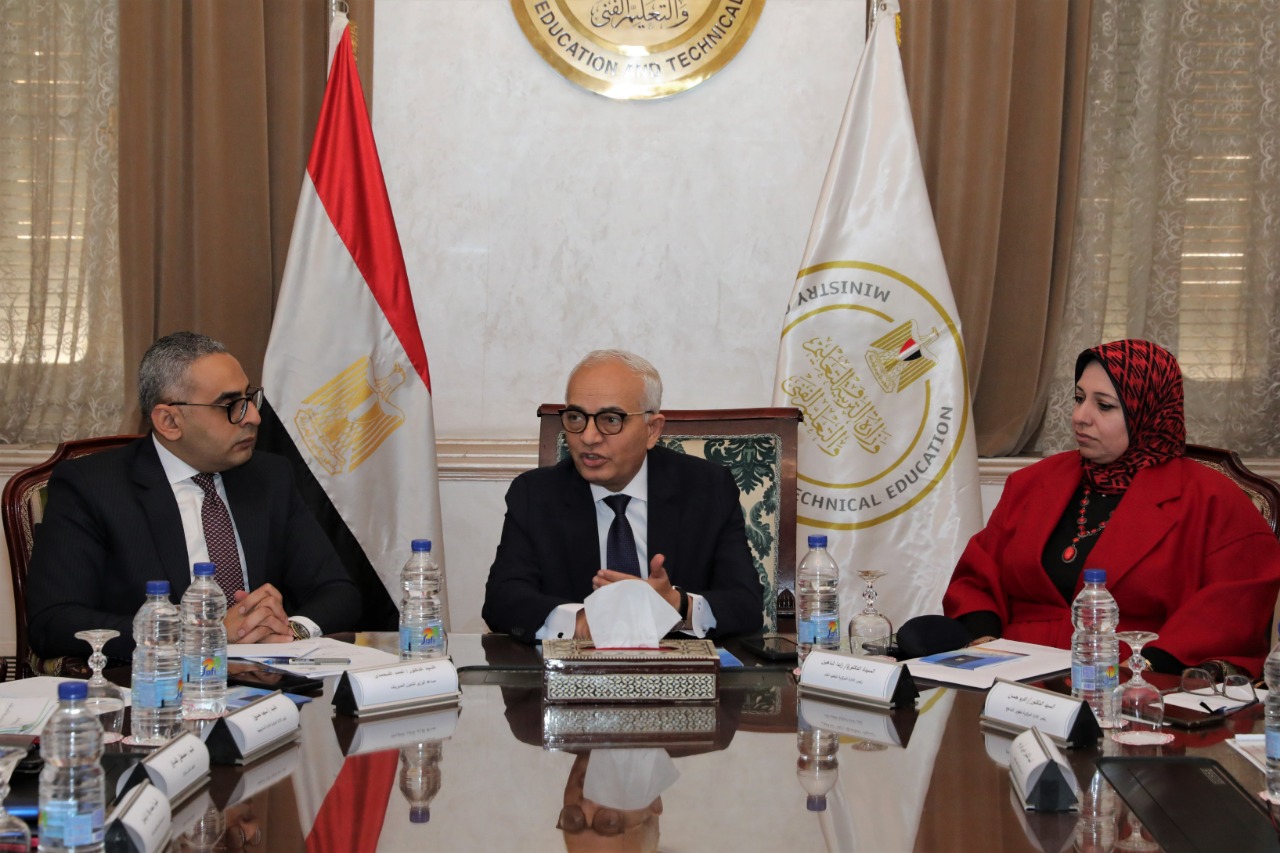 The Minister of Education holds a meeting to discuss the activation of support groups at the beginning of the second semester)