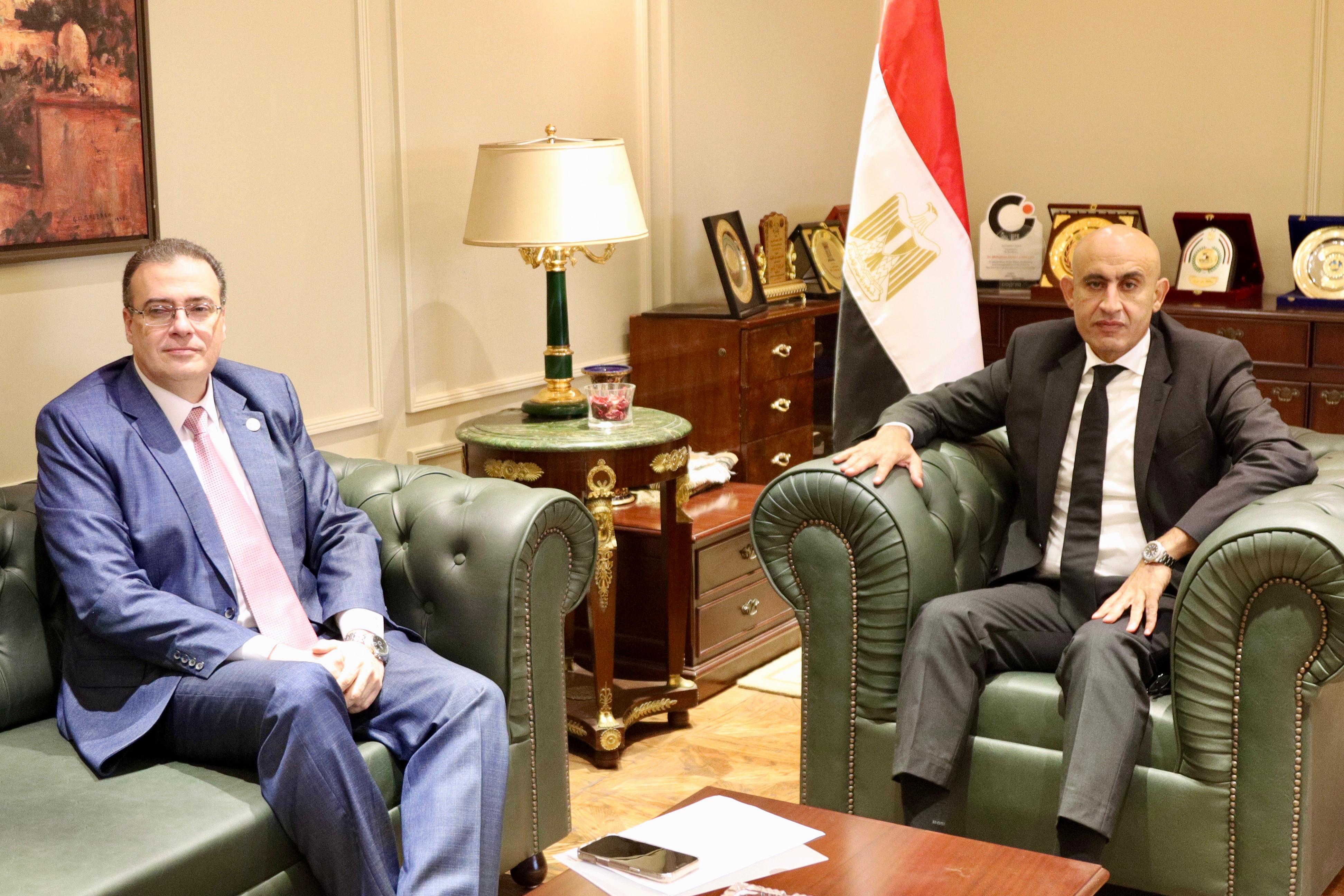 وزير التربية والتعليم يشيد بمقترح رئيس الجهاز المركزي للتنظيم والإدارة بإعداد قوائم انتظار من المتقدمين الناجحين )