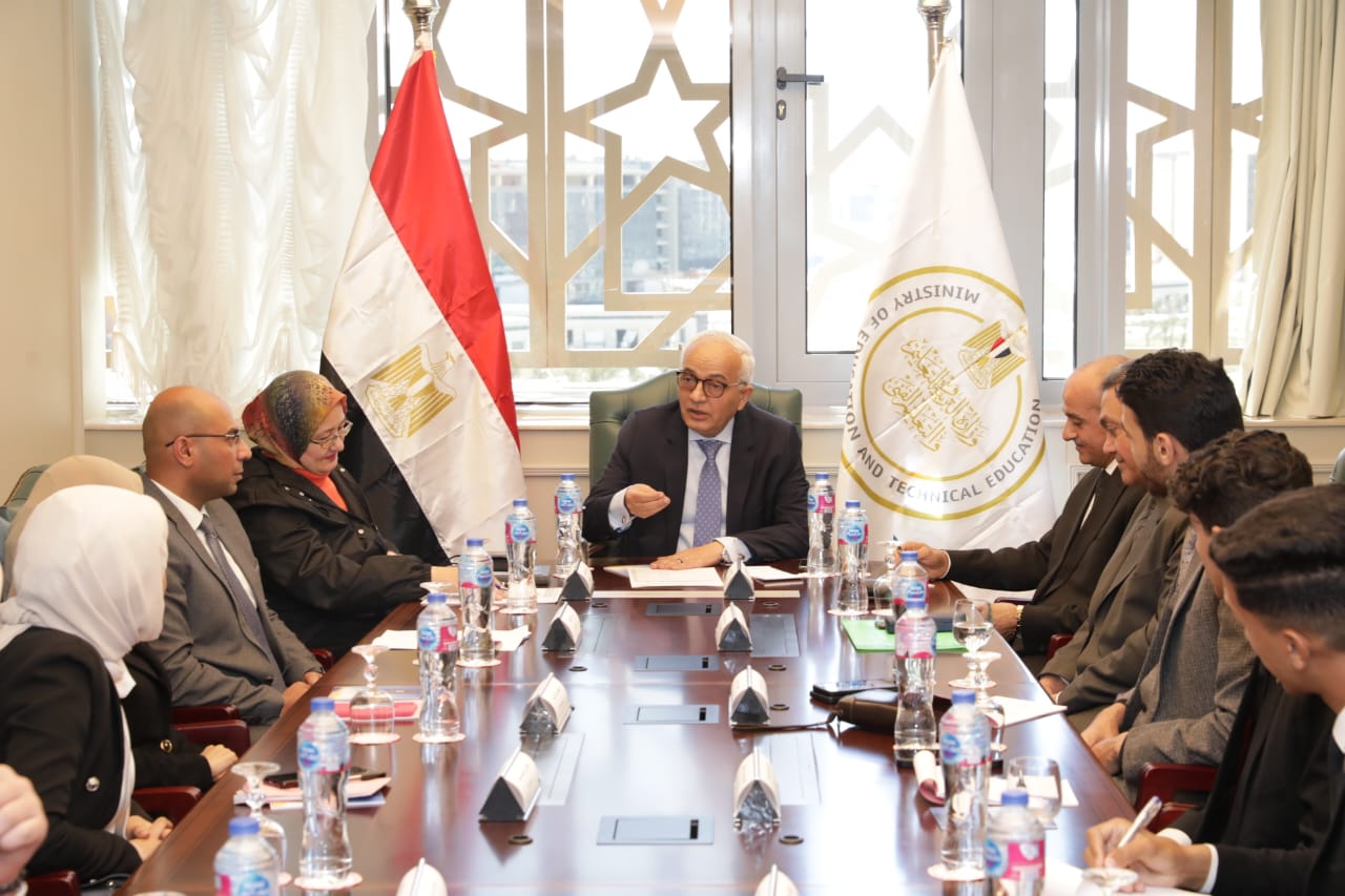 وزير التربية والتعليم يعقد اجتماعا مع اتحاد طلاب مصر لمناقشة جدول امتحانات الثانوية العامة للعام الدراسي 2023 / 2024)