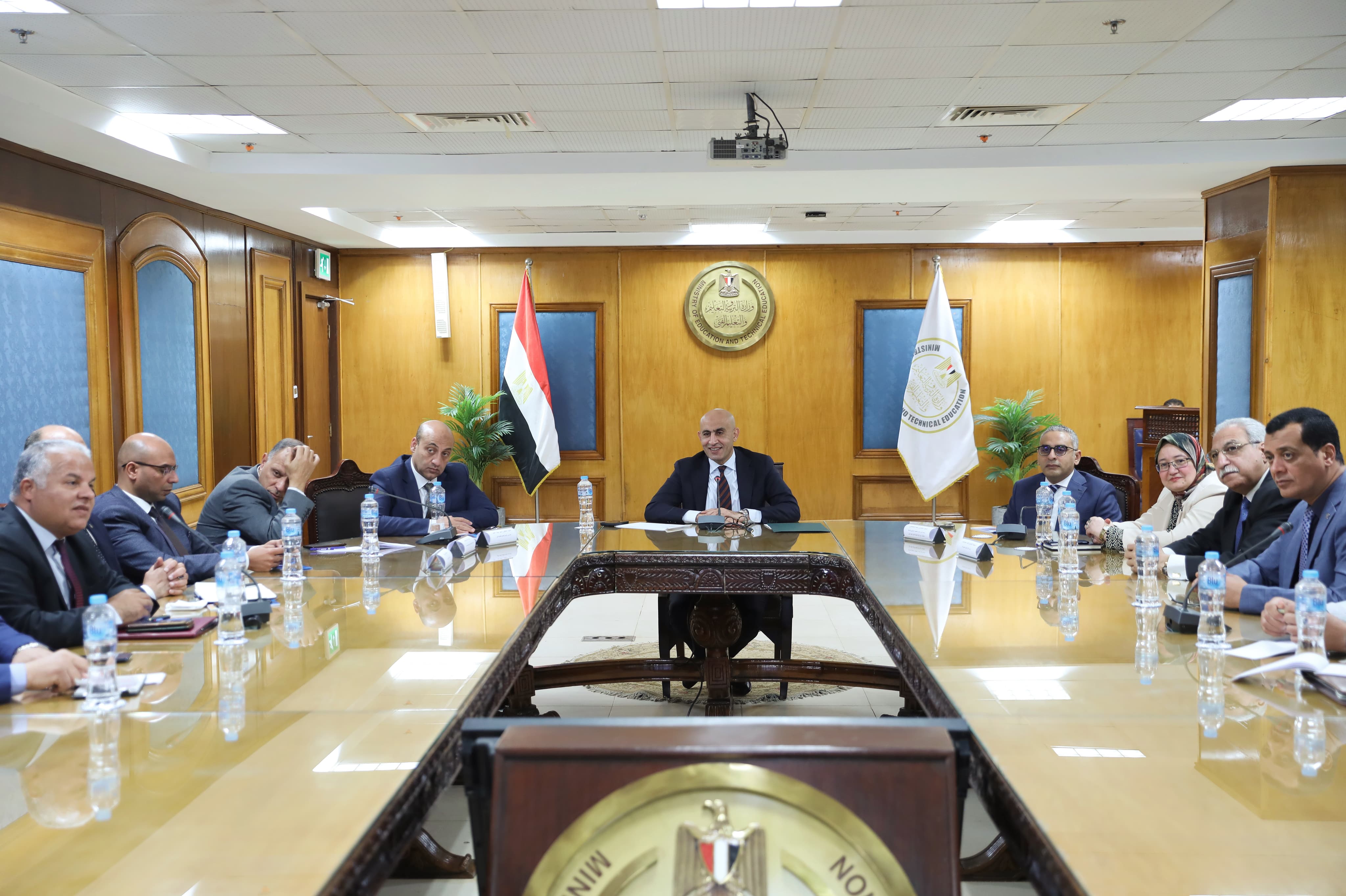 وزير التربية والتعليم يعقد اجتماعًا مع مديري ووكلاء المديريات التعليمية بمختلف المحافظات)