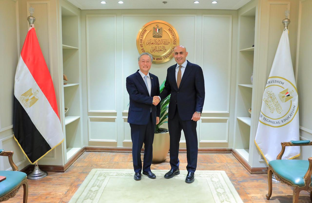 The Minister of Education receives the Ambassador of the Republic of South Korea to Cairo