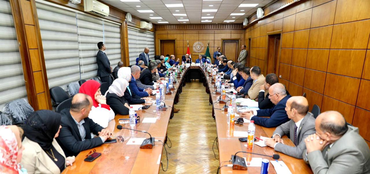 The Minister of Education and the Governor of Dakahlia hold an expanded meeting with directors of educational departments