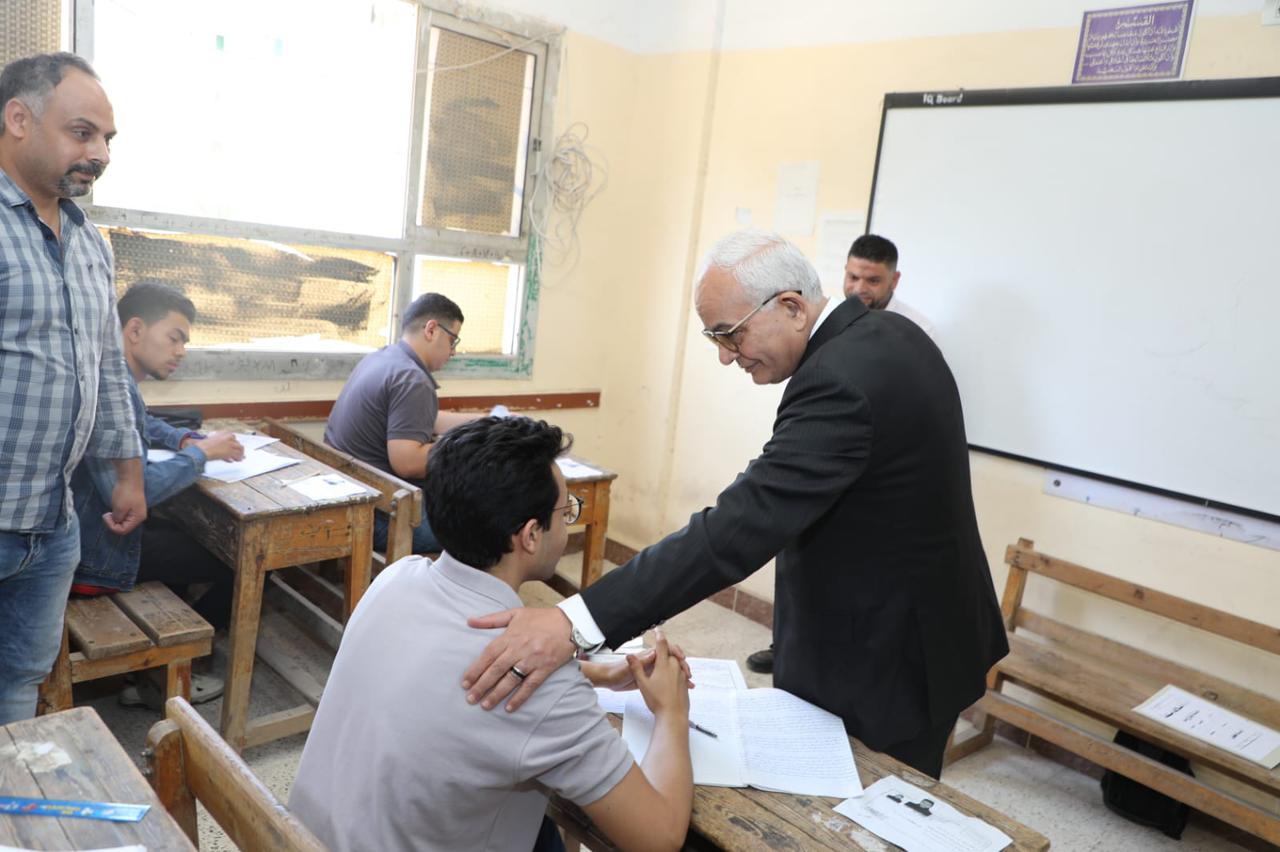 The Minister of Education inspects the technical diploma exams in Cairo at the Martyr Karim Ahmed Abdel Fattah)