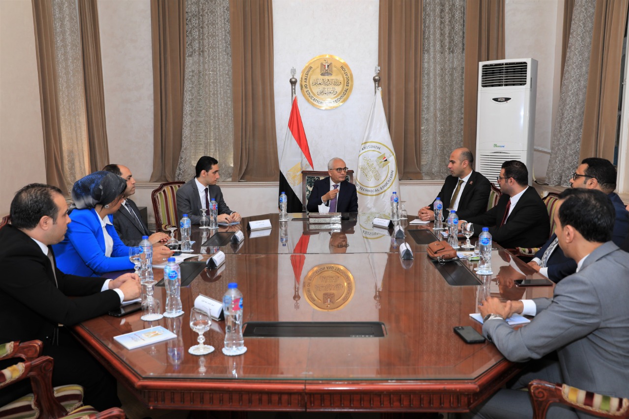 وزير التربية والتعليم يلتقي وفد تنسيقية شباب الأحزاب والسياسيين