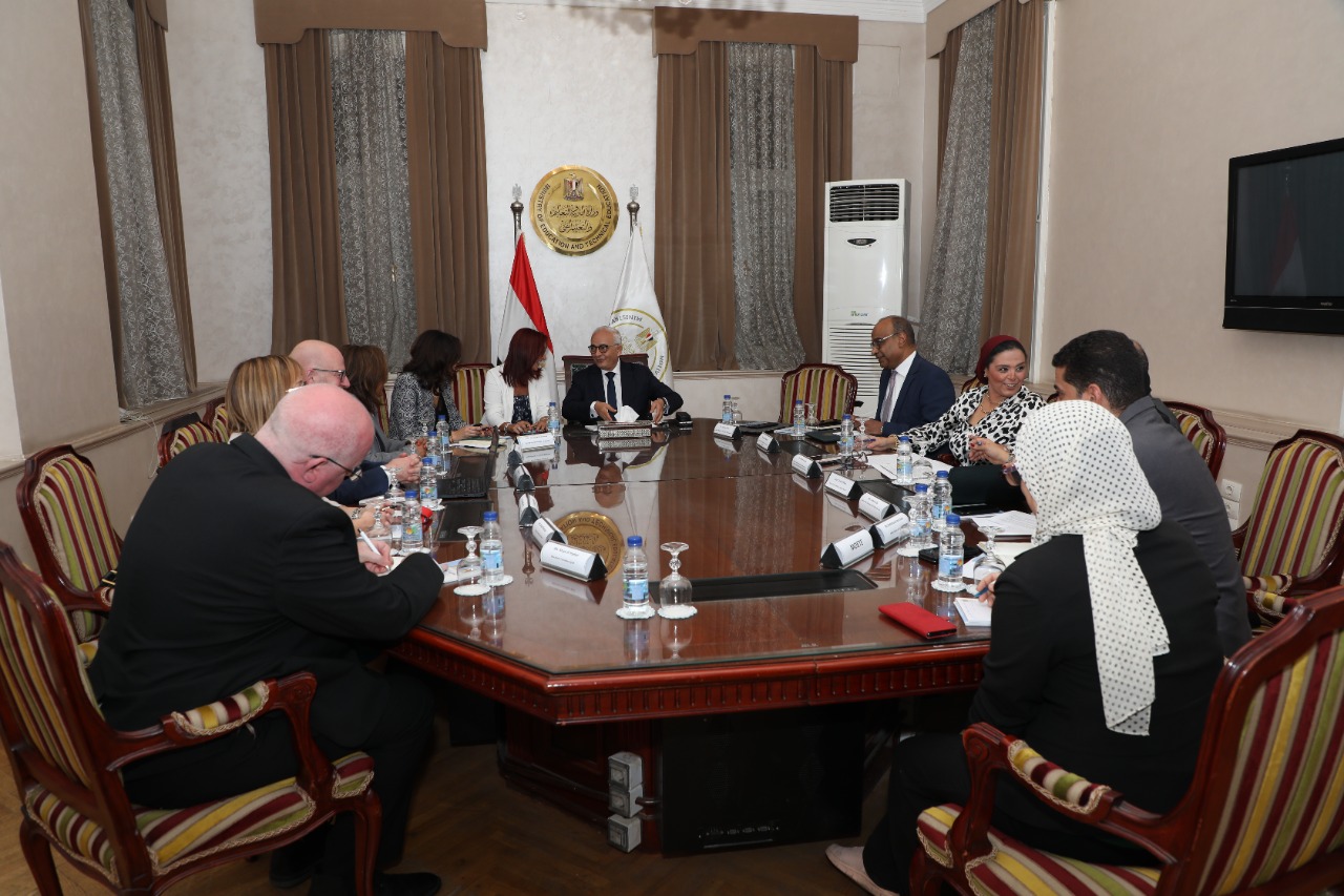 وزير التربية والتعليم يناقش ملفات التعاون مع وفد هيئة كامبريدج للامتحانات