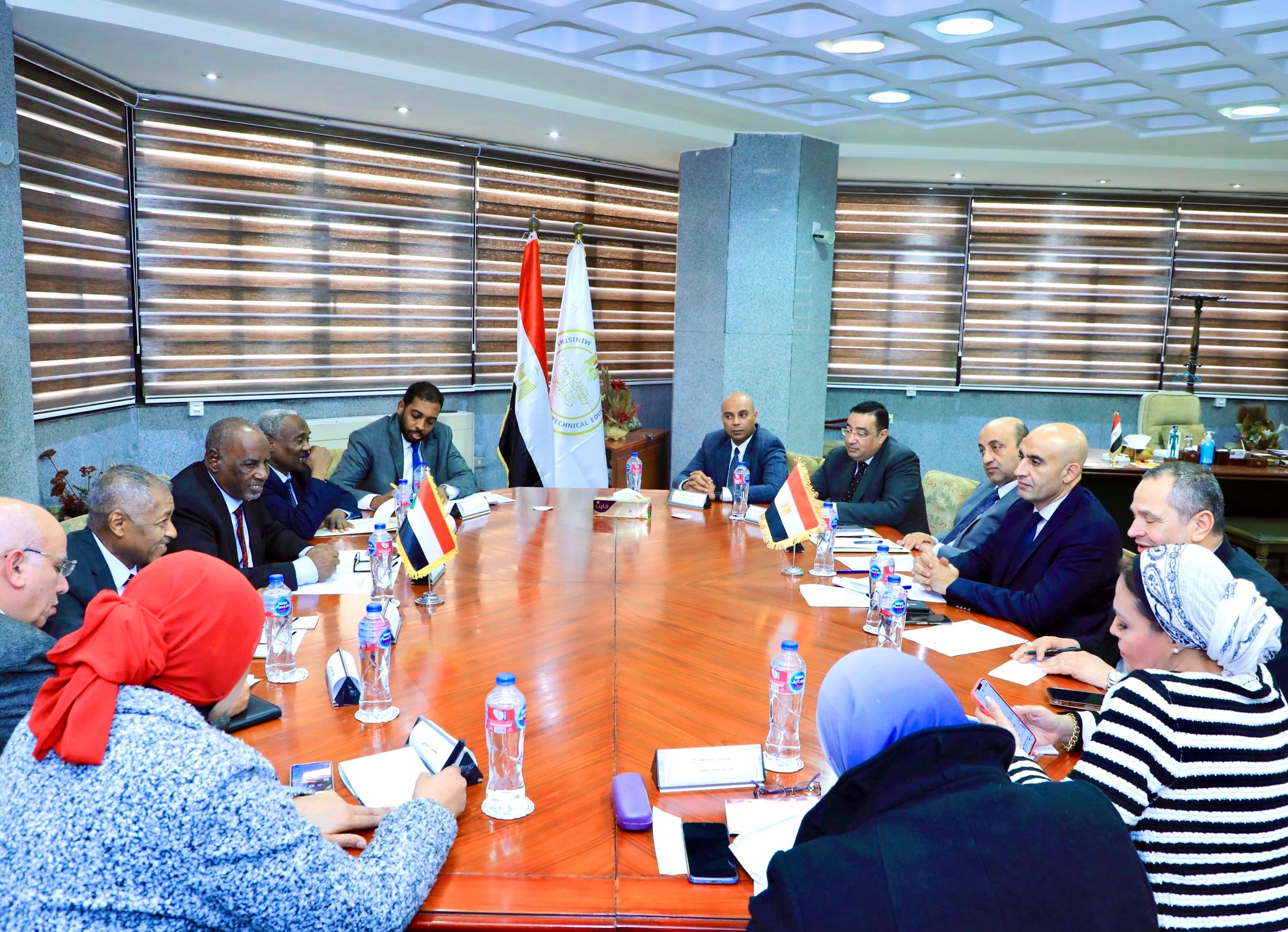 Minister of Education receives his Sudanese counterpart)