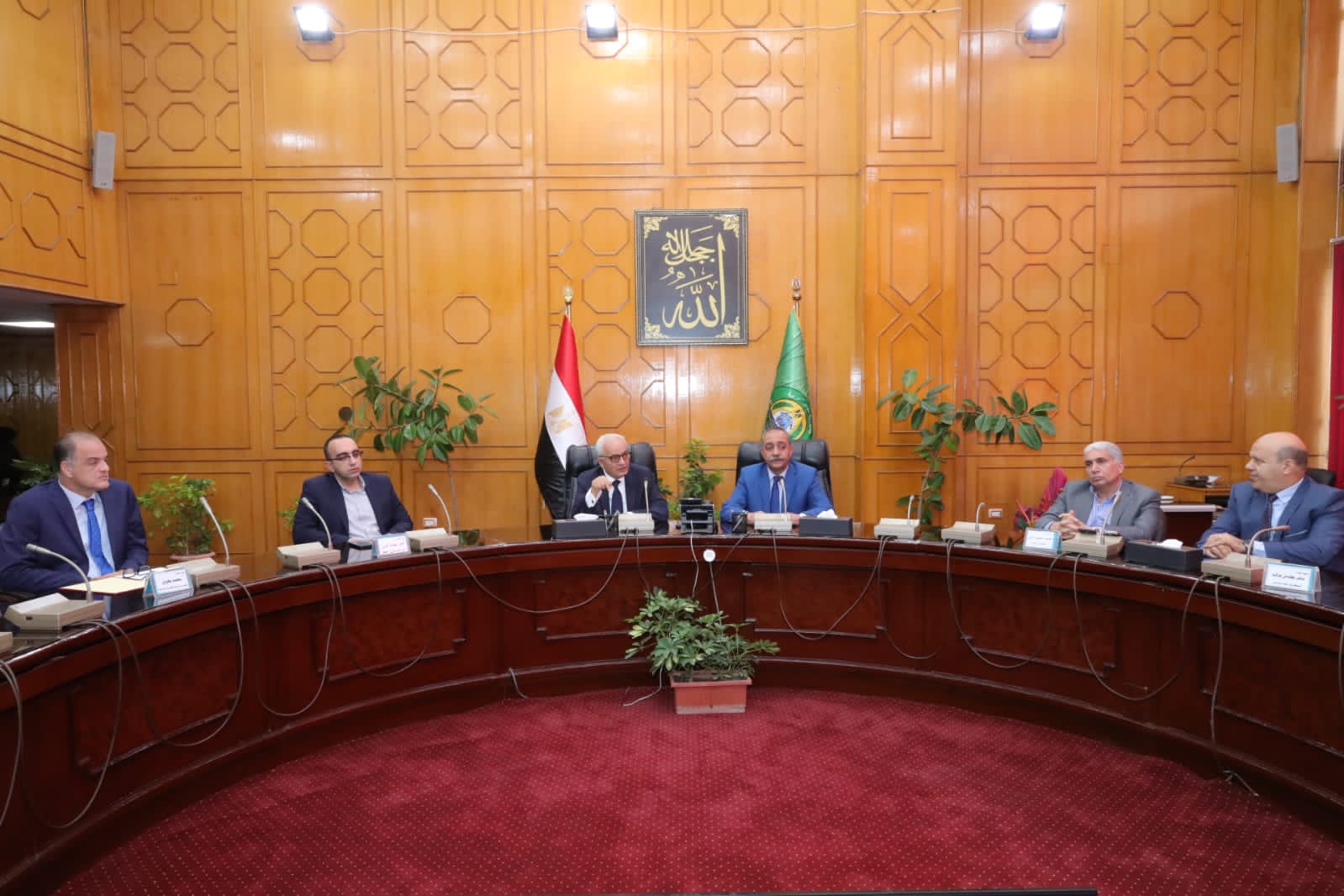 وزير التربية والتعليم ومحافظ الإسماعيلية يعقدان اجتماعا مع قيادات ومديرى الإدارات التعليمية بالمحافظة)