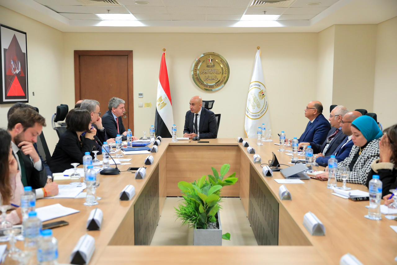 وزير التربية والتعليم يبحث مع وفد بنك الاستثمار الأوروبي سبل تعزيز التعاون)