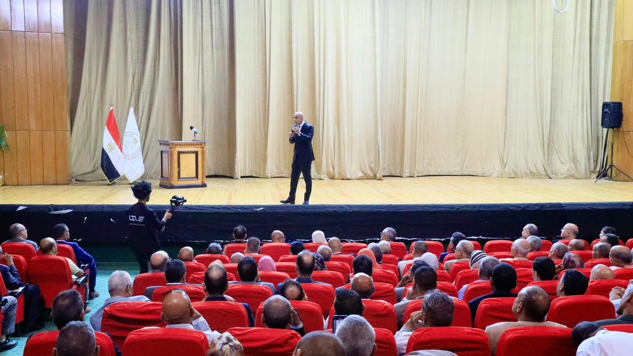 وزير التربية والتعليم يعقد سلسلة لقاءات مع ٤ آلاف من مديري التعليم الثانوي والمدارس الثانوية)