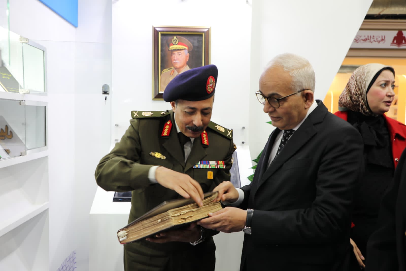 The Ministers of Education and Culture inspect the Cairo International Book Fair in its 54th session)