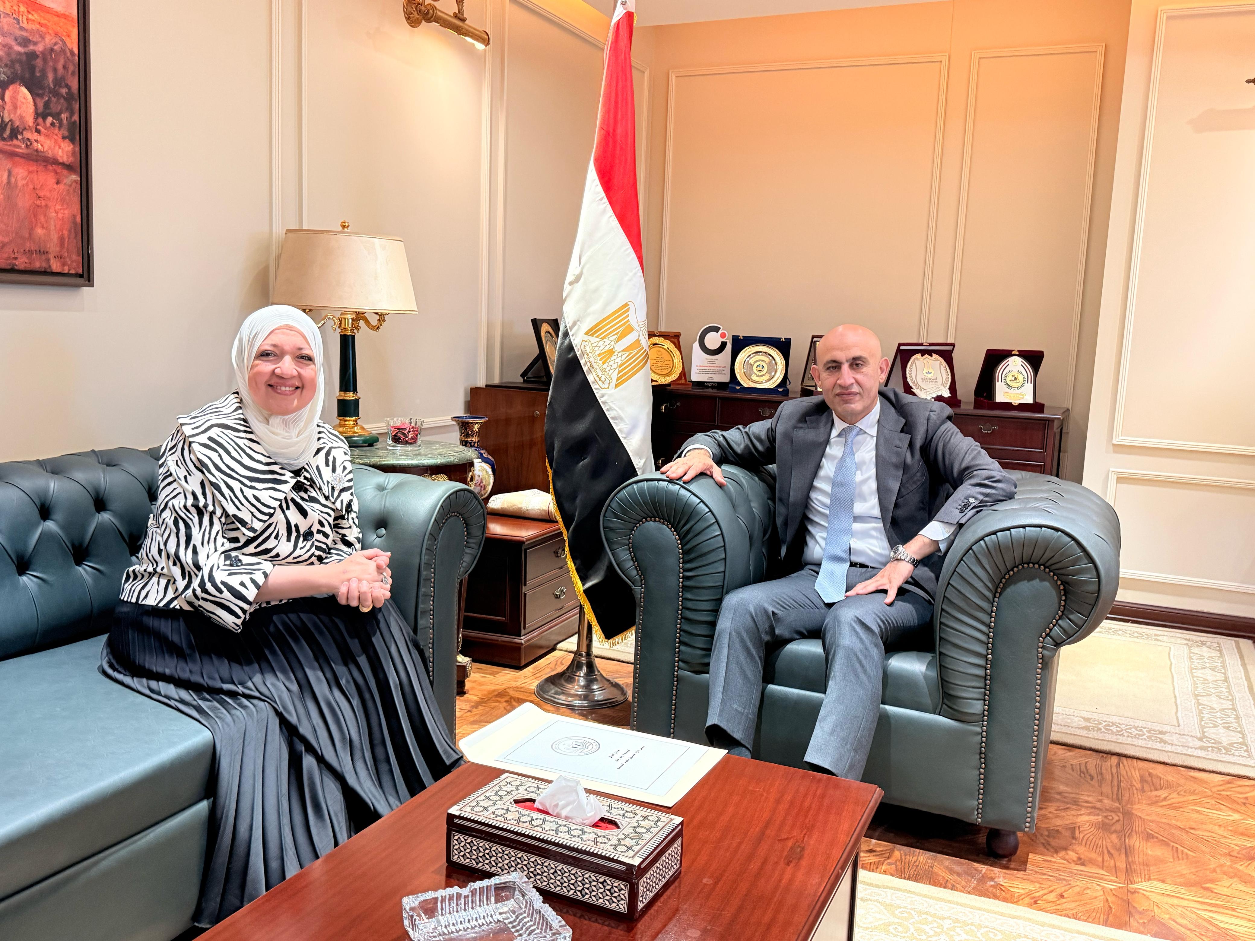 The Minister of Education and the Secretary-General of the Education Development Fund discuss )