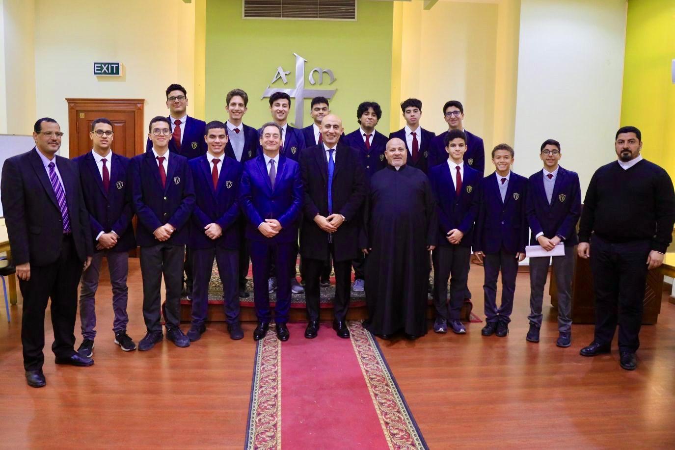 وزير التربية والتعليم والسفير الفرنسى يتفقدان مدرسة العائلة المقدسة "الجزويت" بالقاهرة )