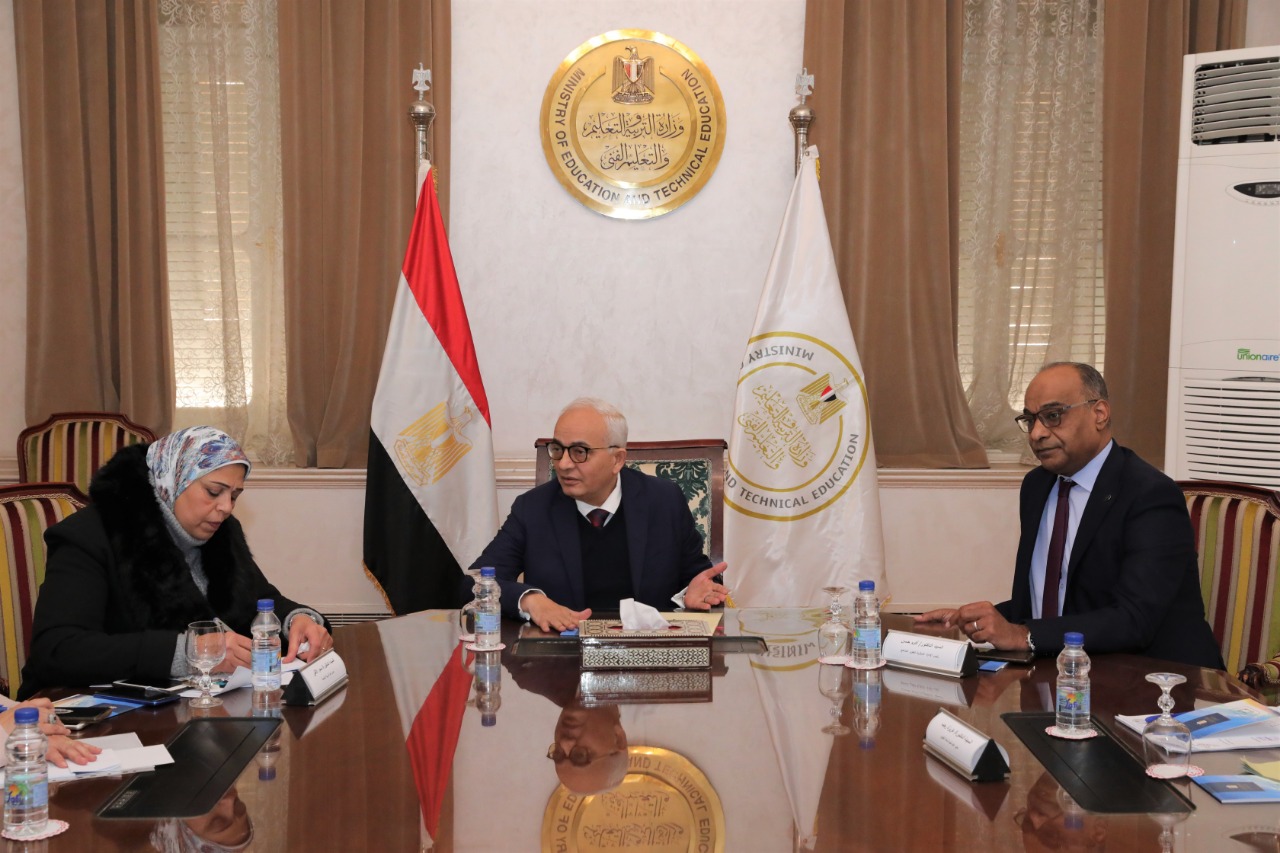 وزير التربية والتعليم يستعرض آليات تطوير المناهج للطلاب ذوي الإعاقة البصرية