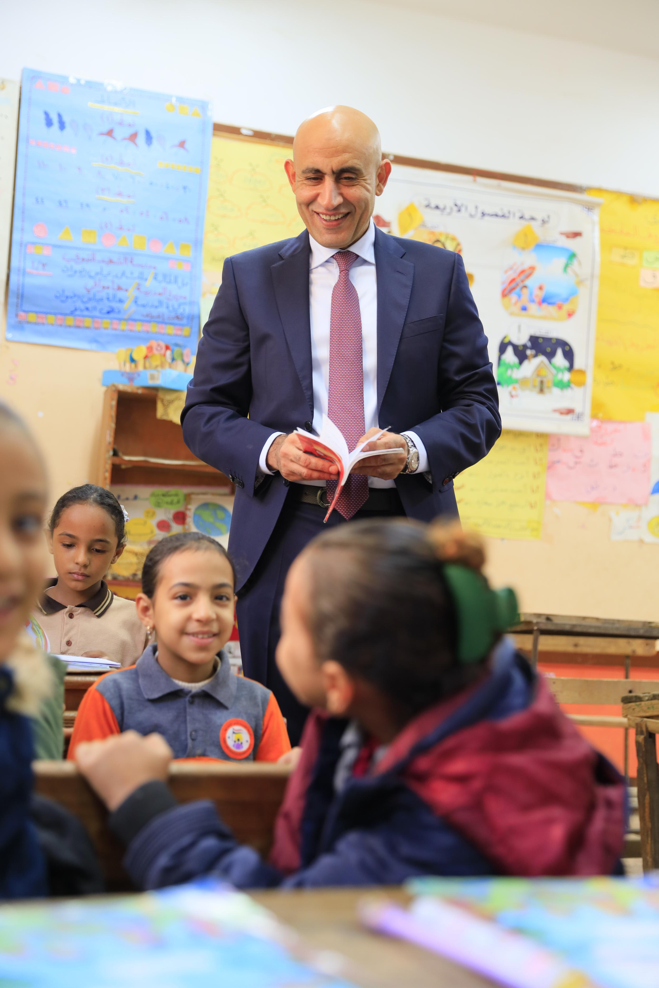 The Minister of Education continues his tours in various governorates with a surprise visit to the "Martyr Nabawy" Primary School in Gharbia)