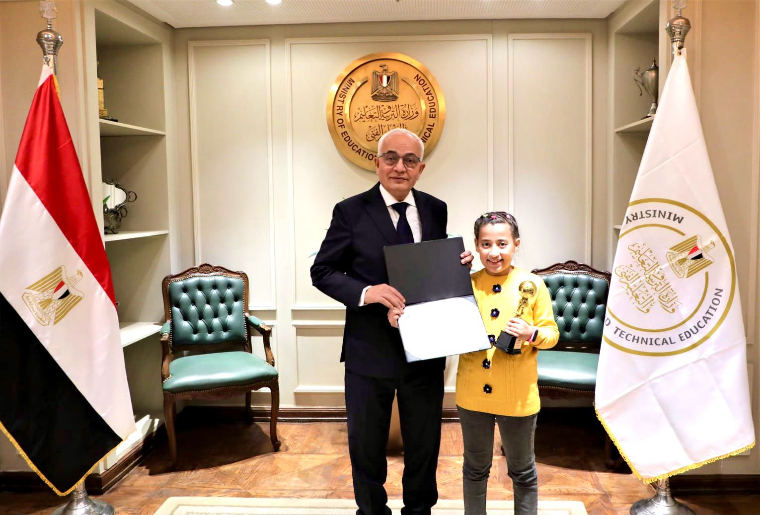 The Minister of Education honors the two students who ranked third globally in the international “UCMAS” competition)