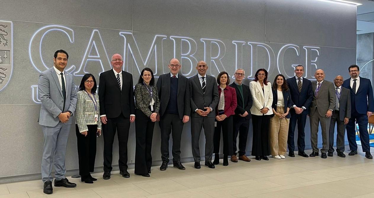 وزير التربية والتعليم يزور جامعة كامبريدج ويبحث مع المدير العام لمجموعة التعليم الدولى بالجامعة تعزيز مشروعات التعاون المشتركة)