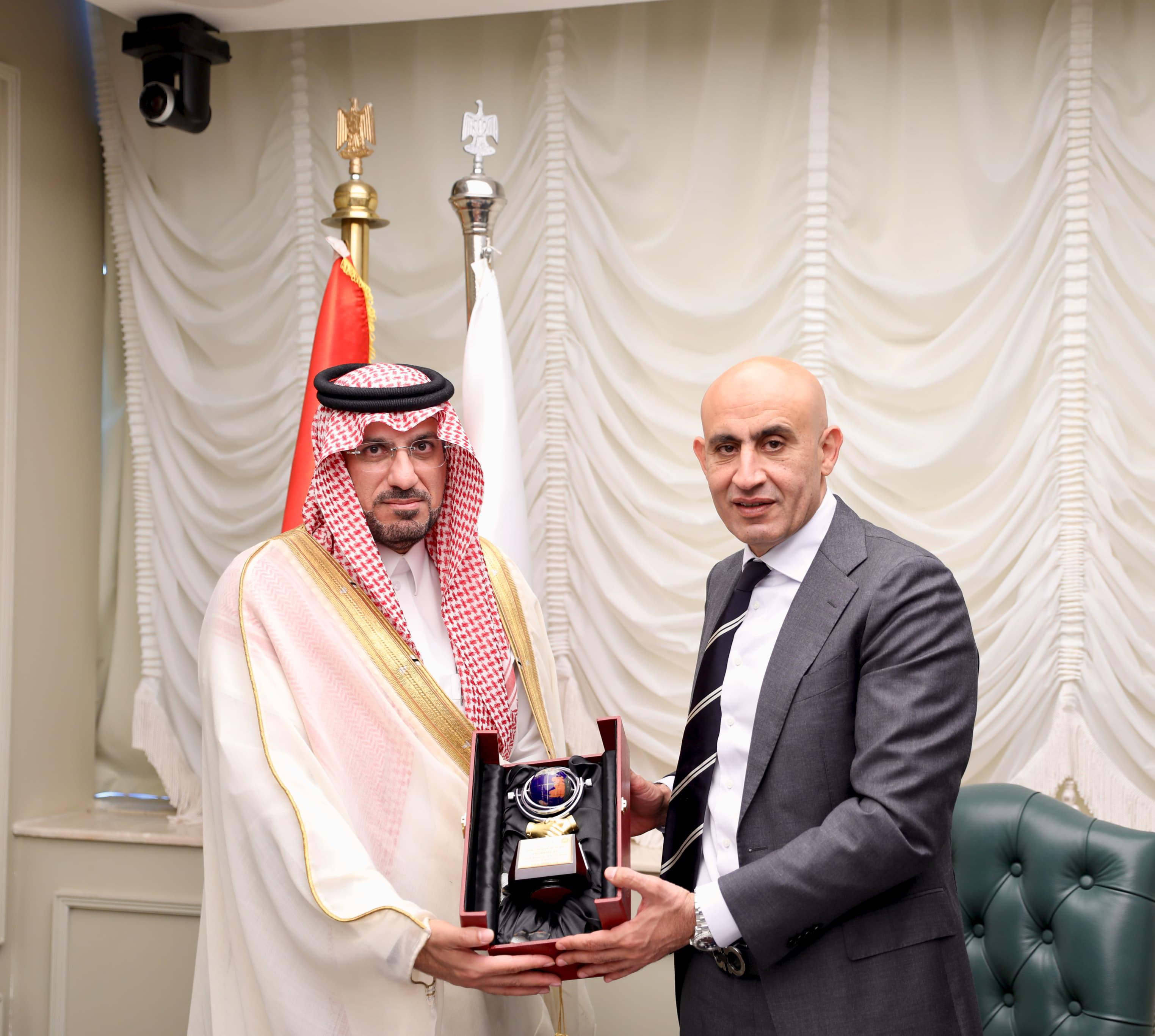 وزير التربية والتعليم يستقبل المدير العام لمكتب التربية العربي لدول الخليج)