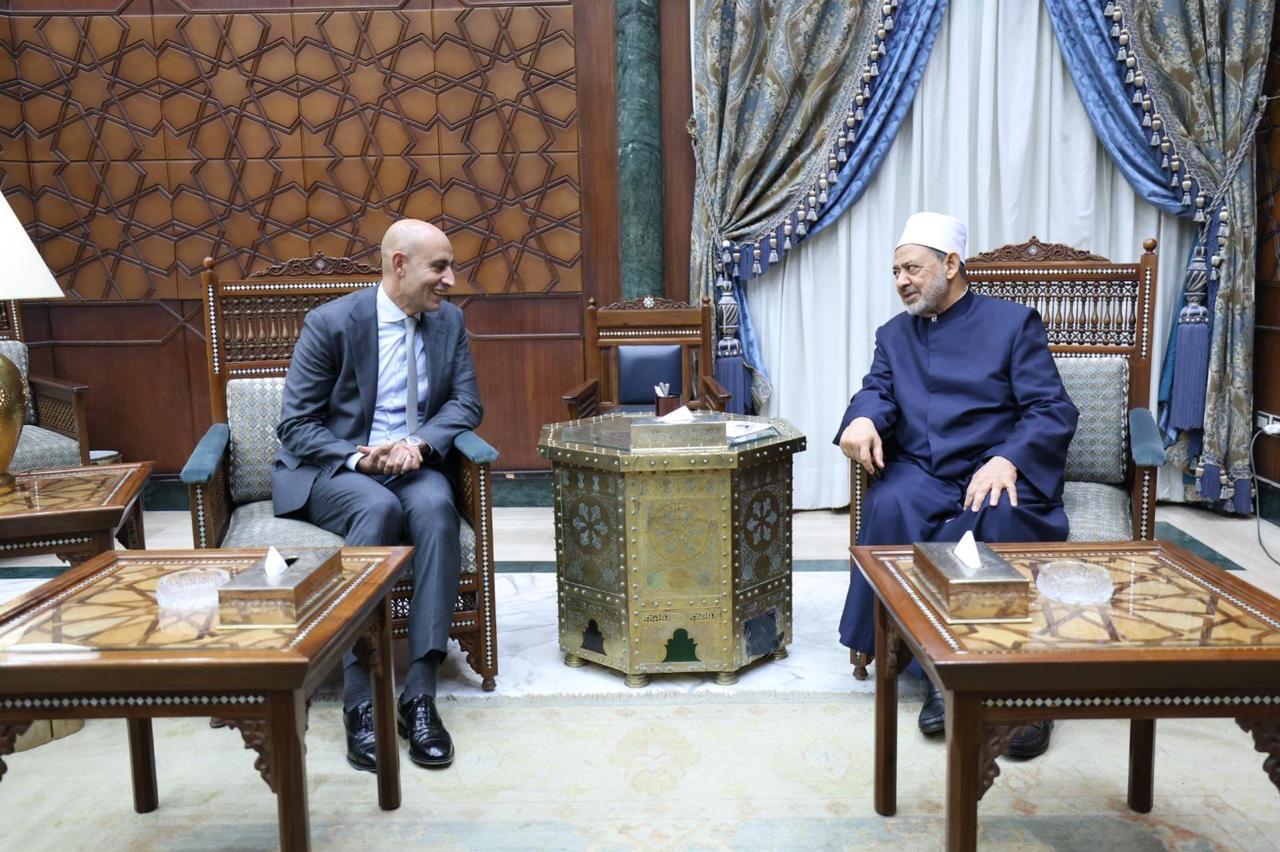 The Grand Imam receives the Minister of Education)