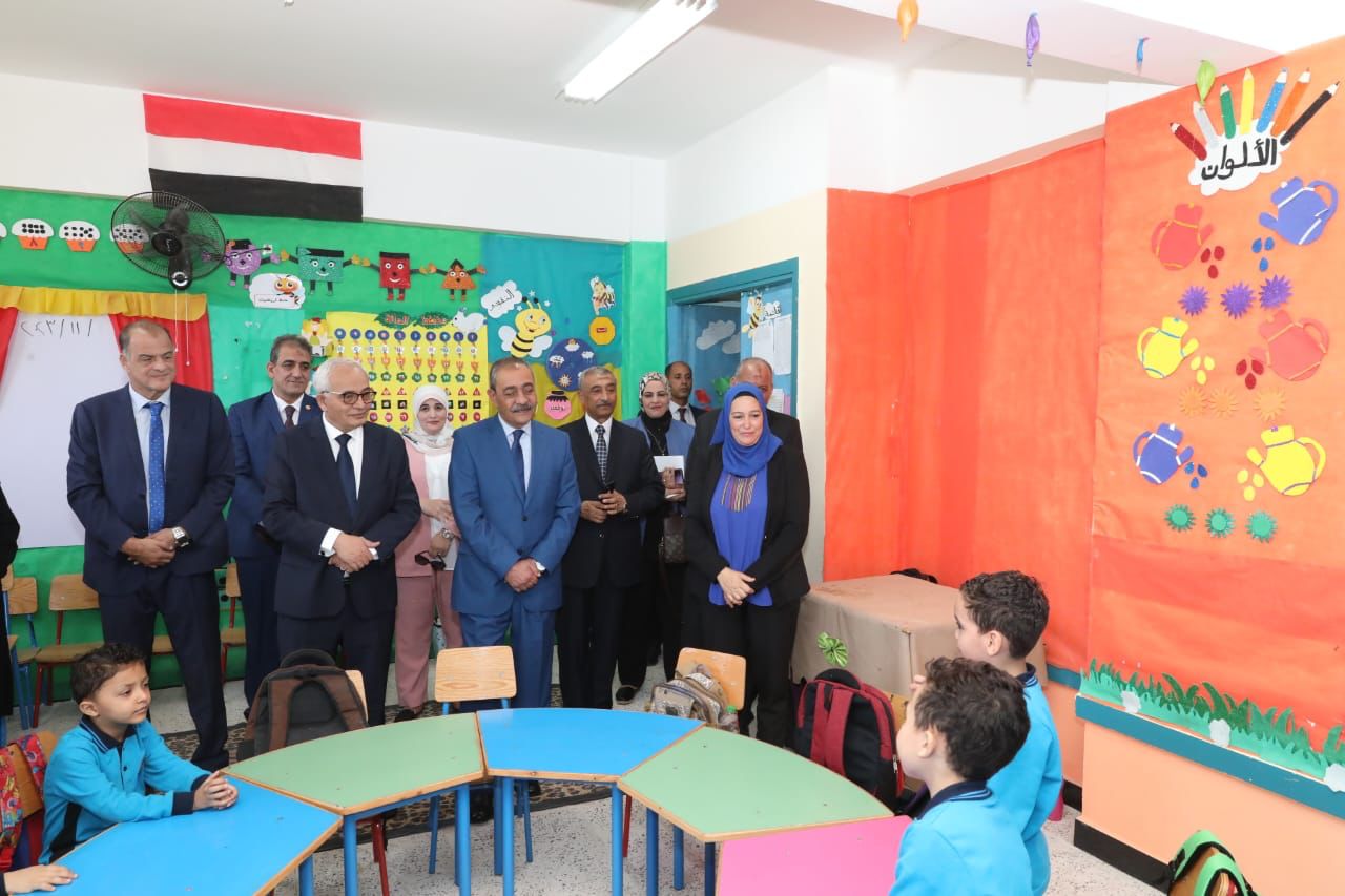 وزير التربية والتعليم ومحافظ الاسماعيلية يتفقدان عددا من المدارس بالمحافظة لمتابعة انتظام سير العام الدراسى)