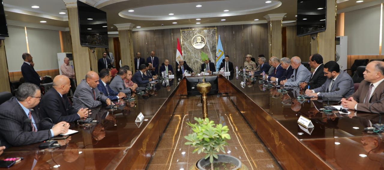 وزير التربية والتعليم ومحافظ كفر الشيخ يعقدان اجتماعا مع قيادات التربية والتعليم ومديري الإدارات التعليمية بالمحافظة لمتابعة إجراءات انتظام العام الدراسى )