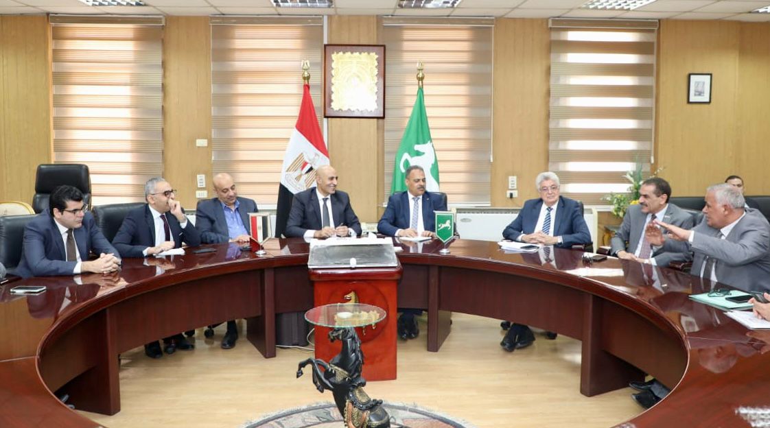 The Minister of Education and the Governor of Al-Sharqiya meet with a number of members of the governorate’s House of Representatives)