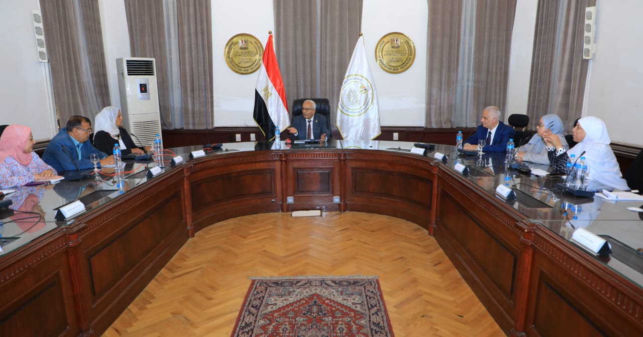 The Minister of Education meets with the general directors of school development to discuss preparations for the next academic year
