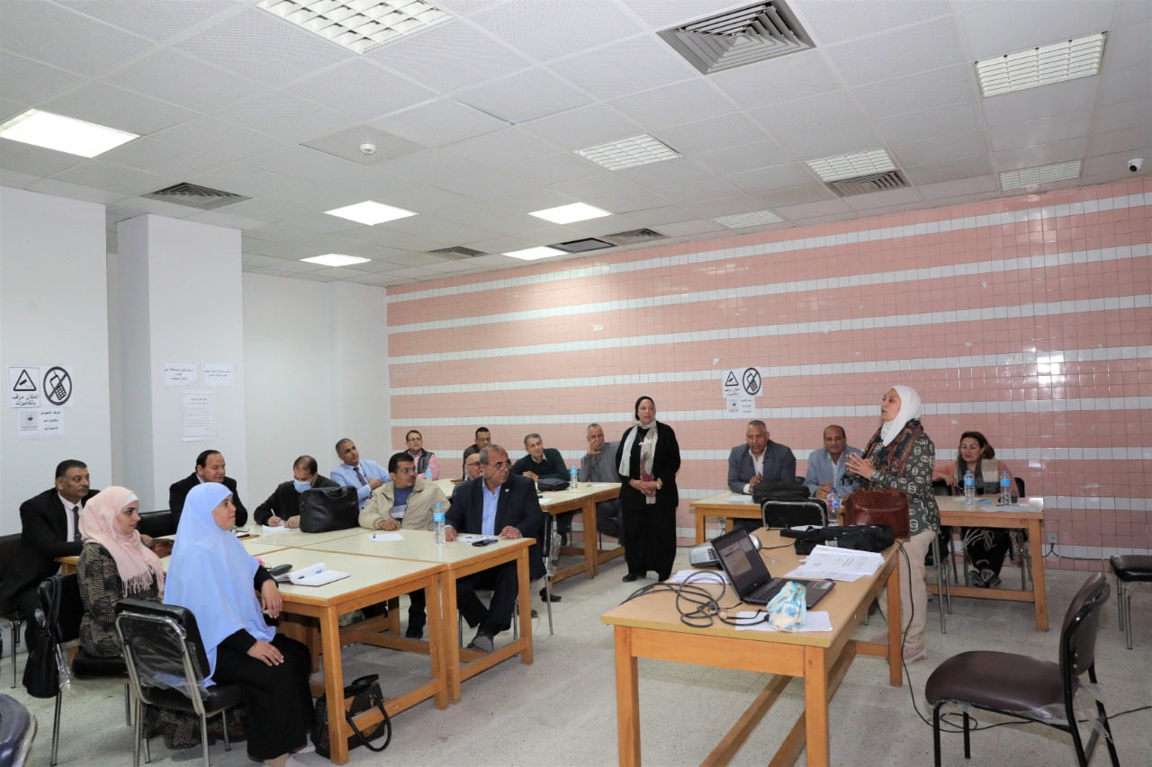 التعليم تنظم ورشة لتدريب موجهى المواد بالمرحلة الثانوية على أساليب وفنيات صياغة الأسئلة وفقًا لنظام التقييم الجديد)